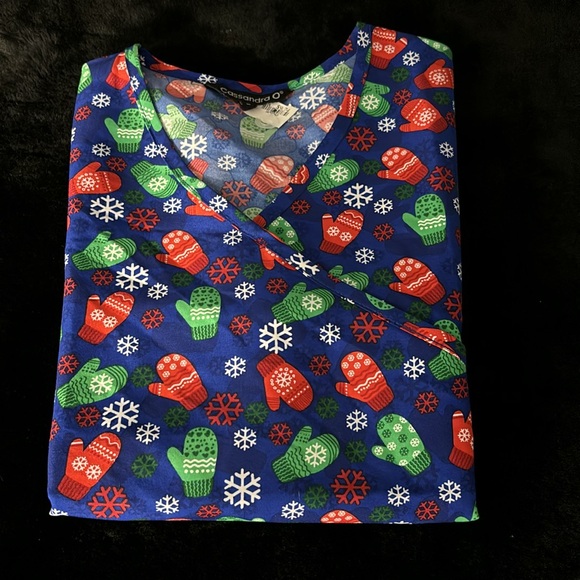 NWT Cassandra O Winter Themed Work Shirt SS Scrub Top Mittens Snowflakes M - Picture 7 of 14